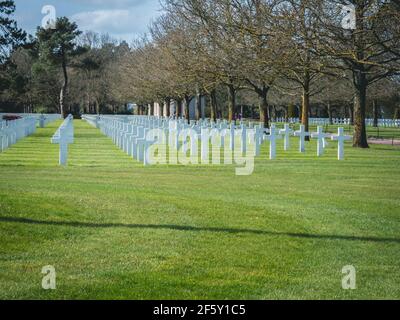 COLLEVILLE-SUR-MER, Frankreich - März 2021: Amerikanischer Friedhof im Zweiten Weltkrieg in Colleville-sur-Mer, Normandie. Es liegt in der Nähe des D-Day Omaha Strand. Whi Stockfoto