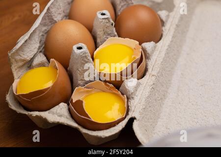 Zerbrochene Eier in der Schale, Trennung von Eiweiß und Eigelb Stockfoto