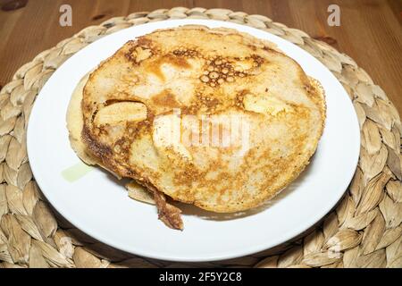 Apfelpfannkuchen, oder deutsche Apfelpfannkuchen, sind ein leichtes und eggy Frühstück Leckerbissen, voll von Scheiben von süßen, karamellisierten Äpfeln. Stockfoto