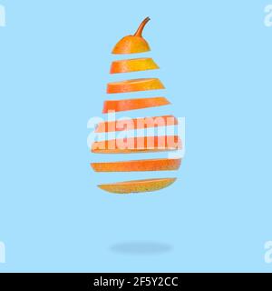 Minimalidee mit schwebenden reifen Birnen auf pastellblauem Hintergrund. Vitamine, gesunde Ernährung Konzept. Birne in Scheiben in der Luft schweben. Kreative c Stockfoto