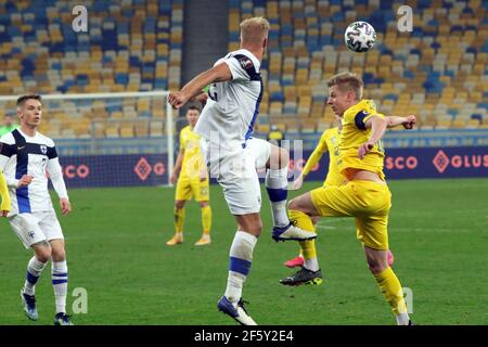 Kiew, Ukraine . März 2021, 28th. KIEW, UKRAINE - 28. MÄRZ 2021 - Verteidiger Oleksandr Zinchenko (R) der Ukraine ist während der FIFA World Cup 2022 Qualifying Round Matchday 2 Gruppe D Spiel gegen Finnland im NSC Olimpiyskiy, Kiew, Hauptstadt der Ukraine abgebildet. Kredit: Ukrinform/Alamy Live Nachrichten Stockfoto