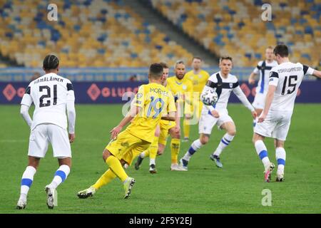 Kiew, Ukraine . März 2021, 28th. KIEW, UKRAINE - 28. MÄRZ 2021 - die Spieler der Ukraine (gelbes Trikot) und Finnlands (weißes Trikot) werden während des FIFA World Cup 2022 Qualifying Round Matchday 2 Gruppe D-Spiels im NSC Olimpiyskiy, Kiew, Hauptstadt der Ukraine, in Aktion gesehen. Kredit: Ukrinform/Alamy Live Nachrichten Stockfoto