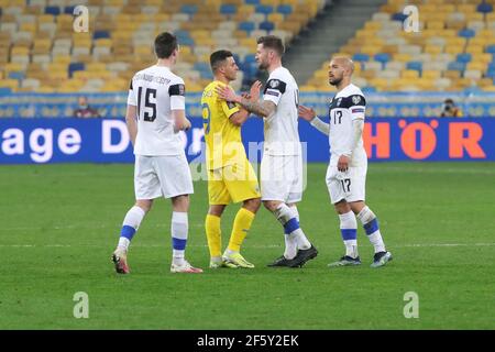 Kiew, Ukraine . März 2021, 28th. KIEW, UKRAINE - 28. MÄRZ 2021 - Stürmer Junior Moraes (2nd L) der Ukraine schüttelt die Hände mit Verteidiger Joona Toivio (2nd R) aus Finnland nach einem 1-1 Unentschieden in der FIFA World Cup 2022 Qualifying Round Matchday 2 Gruppe D Spiel bei der NSC Olimpiyskiy, Kiew, Hauptstadt der Ukraine. Kredit: Ukrinform/Alamy Live Nachrichten Stockfoto