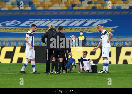 Kiew, Ukraine . März 2021, 28th. KIEW, UKRAINE - 28. MÄRZ 2021 - Medics verwalten erste Hilfe auf Mittelfeldspieler Rasmus Schuller (2nd R) aus Finnland während der FIFA World Cup 2022 Qualifying Round Matchday 2 Gruppe D Spiel gegen die Ukraine bei der NSC Olimpiyskiy, Kiew, Hauptstadt der Ukraine. Kredit: Ukrinform/Alamy Live Nachrichten Stockfoto