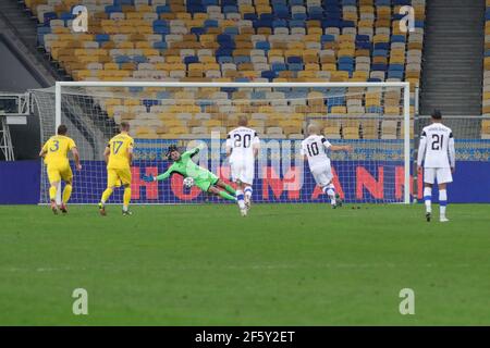 Kiew, Ukraine . März 2021, 28th. KIEW, UKRAINE - 28. MÄRZ 2021 - Vorwärts Teemu Pukki (2nd R) punktet mit einem Elfmeterstoß in der 89th. Minute während der FIFA WM 2022 Qualifying Round Matchday 2 Gruppe D Spiel gegen die Ukraine bei der NSC Olimpiyskiy, Kiew, Hauptstadt der Ukraine. Kredit: Ukrinform/Alamy Live Nachrichten Stockfoto