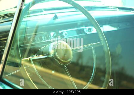 Oldtimer-Interieur mit Lenkrad und Armaturenbrett Stockfoto