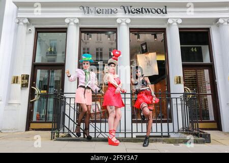 London, Großbritannien. 27. März 2021. Die Models nehmen an einer Flash Mob Modenschau in Mayfair für den Designer Pierre Garroudi Teil. Quelle: Waldemar Sikora Stockfoto