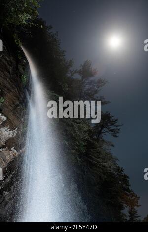 Wasserfall in Bächen in Blue Dusk Long Exposure Stockfoto