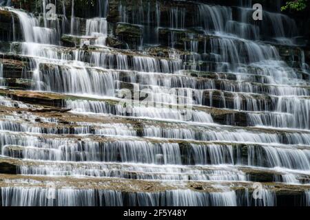 Burgess Falls, Tiered Cascade auf Foggy Tennessee Morning Stockfoto