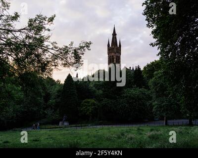 Blick vom Kelvingrove Park durch die Bäume auf den Turm der University of Glasgow, der von Gilbert Scott entworfen wurde. Stockfoto