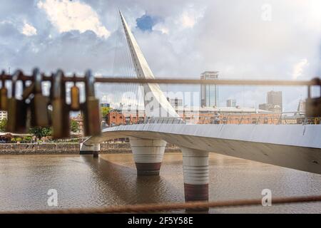 Vorhängeschlösser an einer Brücke in Puerto Madero, Buenos Aires. Stockfoto