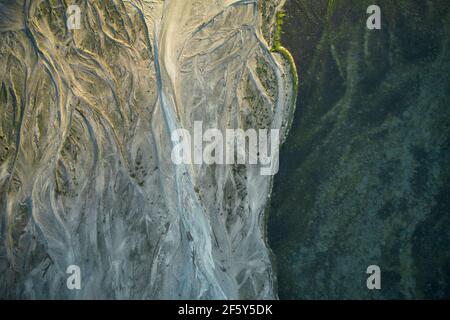 Trockenes Flussbett im Sommer in der Natur Stockfoto