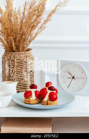 Tartlets mit Buttercreme und Erdbeeren Stockfoto