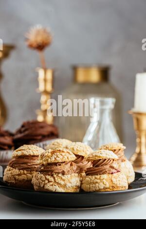 shu Buns mit Schokolade Buttercreme Stockfoto