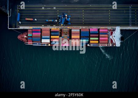 Frachtschiff mit Containern im Hafen Stockfoto