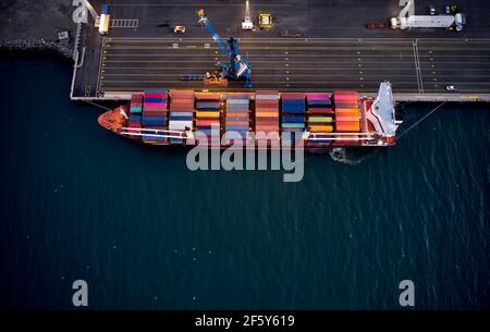 Frachtschiff im Seehafen Stockfoto