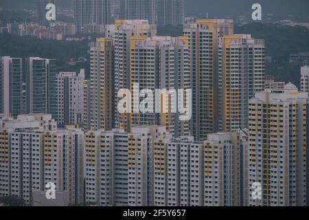 Landschaftlich schöner Blick auf Singapurs Stadtbild-Apartments an einem trüben Tag während des Sonnenuntergangs. Stockfoto