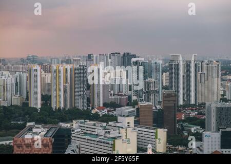 Landschaftlich schöner Blick auf Singapurs Stadtbild gegen bewölkten Himmel bei Sonnenuntergang. Stockfoto