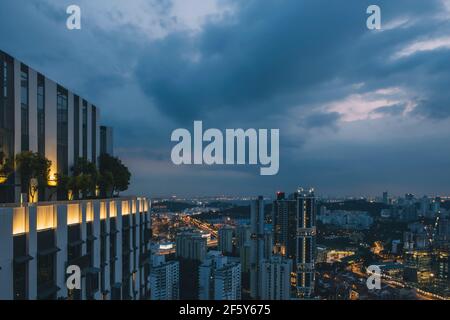 Von Pinnacle Duxton aus haben Sie einen schönen Blick auf Singapurs Stadtbild bei Sonnenuntergang. Stockfoto