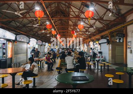 Chinatown Food Street Market mit Leuten, die in Singapur zu Abend essen. Stockfoto