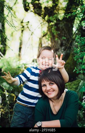 Mutter und Sohn umarmen im Park Stockfoto