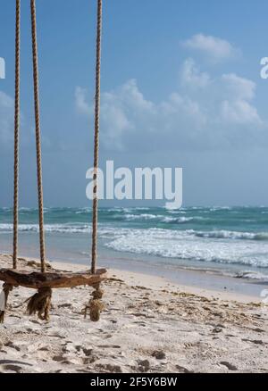 Nahaufnahme eines Hängesessels am Strand von Tulum Mexico Stockfoto