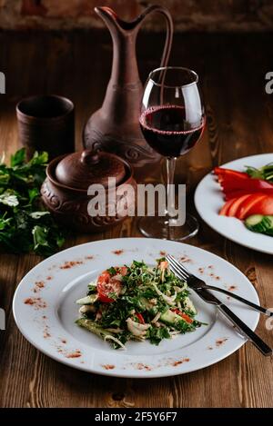 georgische Küche, Salat auf Holzhintergrund Stockfoto