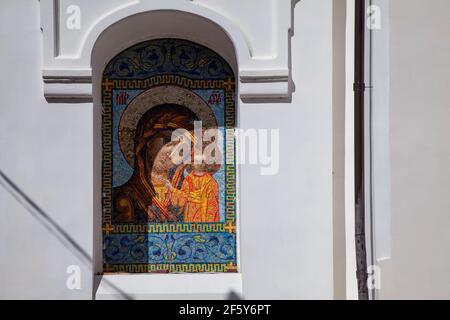 Orthodoxe Ikone der Gottesmutter aus Mosaiken Die Außenwand der Kirche Stockfoto