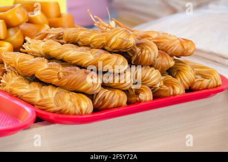 Verschiedene geräucherten Käse auf der Markttheke im Sommer Tag. Straßenkäse Handel. Stockfoto