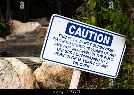 Warnschild, das Gäste des Hotels darauf hinweist, dass der Pool nicht überwacht wird, Badende bis 16 Jahre sollten den Pool nicht ohne Aufsicht eines Erwachsenen betreten. Stockfoto