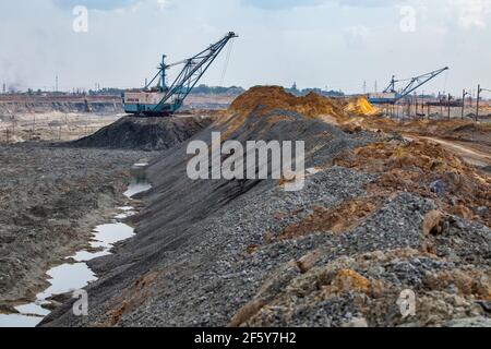 Rudny/Kasachstan - Mai 14 2012: Waldraglinienbagger entfernen leere Steine im Steinbruch. Gewinnung von Eisenerz durch Tagebau. Stockfoto