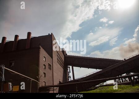 Sokolovo-Sarbay Bergbau-und Verarbeitungsanlage. Braun verrostete Industriegebäude. Rudny, Kasachstan. Blauer Himmel mit Wolken. Stockfoto