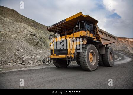 Rudny, Kasachstan-Mai 14 2012:Tagebau Eisenerz im Steinbruch. Caterpillar-Steinbruch-LKW transportieren Erz zur Konzentrierung Stockfoto