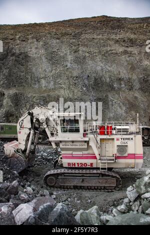 Rudny/Kasachstan - Mai 14 2012: Bagger Terex verladen Eisenerz in Schienenwagen zum Transport auf Konzentrieranlage. Tagebau (Steinbruch). Stockfoto