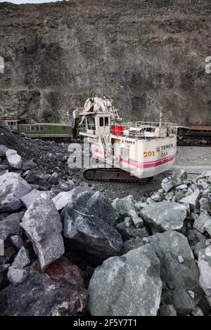 Rudny/Kasachstan - Mai 14 2012: Tagebau von Eisenerz im Steinbruch. Bagger Terex Verladung Erz in Güterzug. Stockfoto