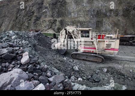 Rudny/Kasachstan - Mai 14 2012: Tagebau von Eisenerz im Steinbruch. Bagger Terex Verladung Erz in Güterzug. Stockfoto