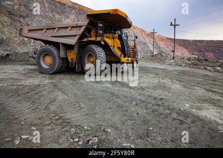 Rudny/Kasachstan - Mai 14 2012: Tagebau von Eisenerz im Steinbruch. Caterpillar Steinbruch LKW auf Gestein von Mineralien Hintergrund. Stockfoto