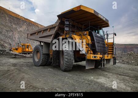 Rudny/Kasachstan - Mai 14 2012: Tagebau von Eisenerz im Steinbruch. Caterpillar Steinbruch LKW transportiert Erz zur konzentrierenden Anlage. Stockfoto