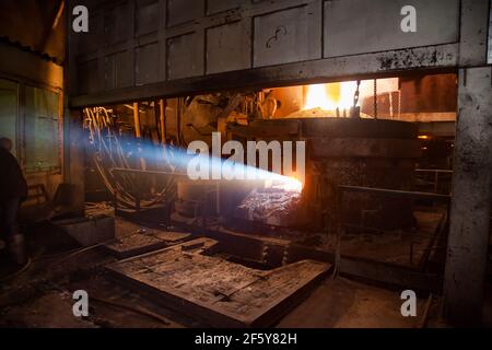 Rudny, Region Kostanay, Kasachstan-Mai 28 2012: Bergbau- und Verarbeitungsanlage Sokolovo-Sarbay. Metallurgen Kontrolle Metallschmelzen. Stockfoto