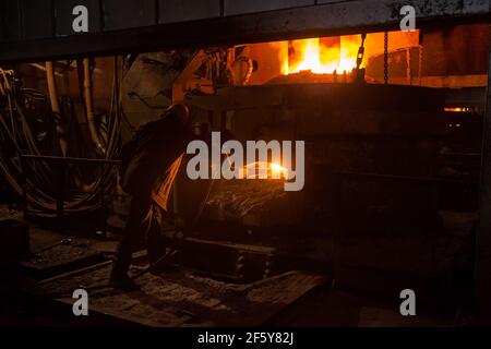 Rudny, Region Kostanay, Kasachstan-Mai 28 2012: Bergbau- und Verarbeitungsanlage Sokolovo-Sarbay. Metallurgen Kontrolle Metallschmelzen. Stockfoto