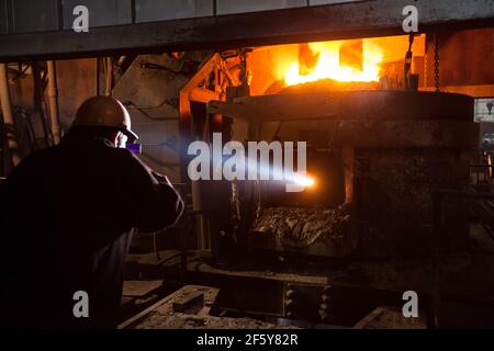 Rudny, Region Kostanay, Kasachstan-Mai 28 2012: Bergbau- und Verarbeitungsanlage Sokolovo-Sarbay. Metallurgen Kontrolle Metallschmelzen. Stockfoto