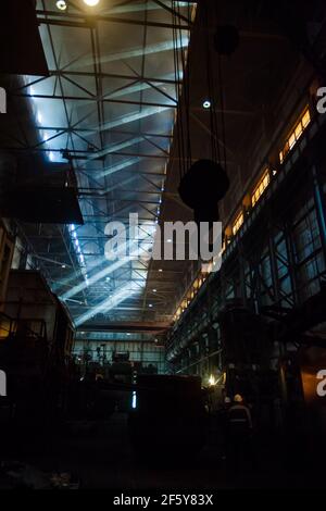 Sokolovo-Sarbay Bergbau-und Verarbeitungsanlage. Blick auf staubige Werkstatt im Dunkeln und Lichtstrahlen. Stockfoto