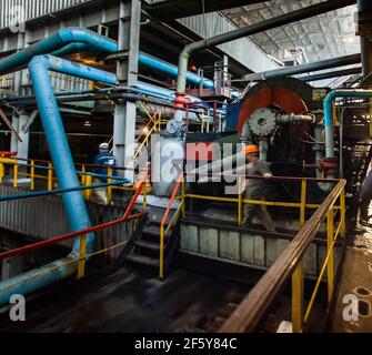 Rudny, Region Kostanay, Kasachstan-Mai 28 2012: Bergbau- und Verarbeitungsanlage Sokolovo-Sarbay. Kugelmühle Werkstatt. Stockfoto