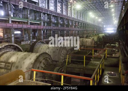 Rudny, Region Kostanay, Kasachstan-Mai 28 2012: Bergbau- und Verarbeitungsanlage Sokolovo-Sarbay. Kugelmühle Werkstatt mit Dampf. Stockfoto