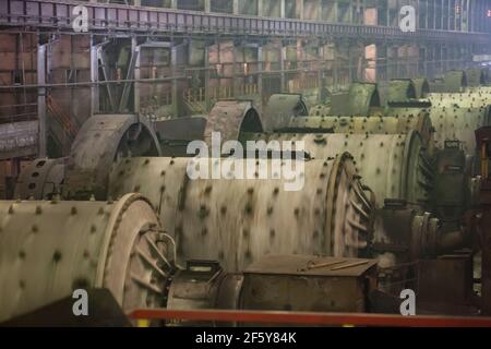 Rudny, Region Kostanay, Kasachstan-Mai 28 2012: Bergbau- und Verarbeitungsanlage Sokolovo-Sarbay. Kugelmühle Werkstatt mit Dampf. Stockfoto