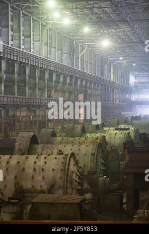 Rudny, Region Kostanay, Kasachstan-Mai 28 2012: Bergbau- und Verarbeitungsanlage Sokolovo-Sarbay. Kugelmühle Werkstatt mit Dampf. Stockfoto