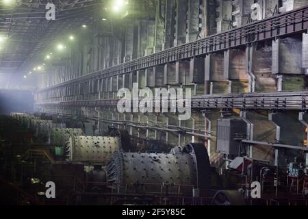 Rudny, Region Kostanay, Kasachstan-Mai 28 2012: Bergbau- und Verarbeitungsanlage Sokolovo-Sarbay. Kugelmühle Werkstatt mit Dampf. Stockfoto