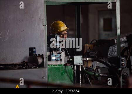 Rudny, Region Kostanay, Kasachstan-Mai 28 2012: Bergbau- und Verarbeitungsanlage Sokolovo-Sarbay. Alte asiatische Arbeiter und Ausrüstung. Stockfoto