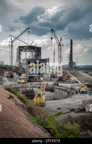 Rudny, Region Kostanay, Kasachstan-Mai 28 2012: Bergbau- und Verarbeitungsanlage Sokolovo-Sarbay. Neues Industriegebäude und Brunnenbau. Stockfoto
