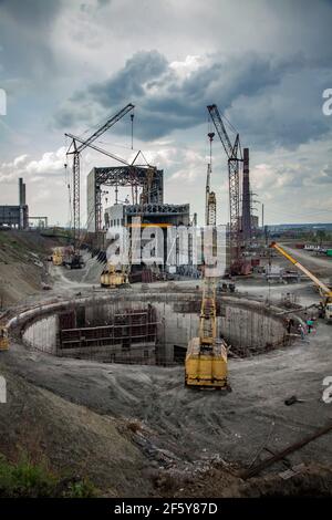 Rudny, Region Kostanay, Kasachstan-Mai 28 2012: Bergbau- und Verarbeitungsanlage Sokolovo-Sarbay. Bau eines neuen Industriegebäudes und Brunnen. Stockfoto